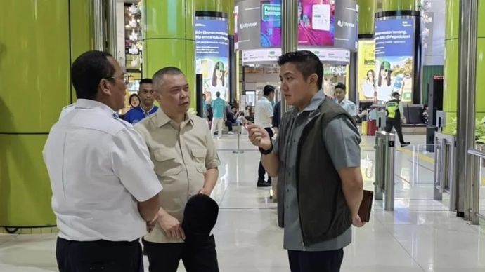 Seskab Teddy Indra Wijaya Tinjau Kesiapan Stasiun Gambir Jelang Mudik Lebaran.