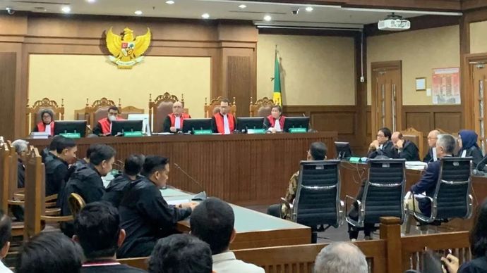 Tiga terdakwa kasus dugaan korupsi terkait pemberian fasilitas kredit oleh Lembaga Pembiayaan Ekspor Indonesia (LPEI) pada periode 2015-2018 dalam sidang pembacaan surat dakwaan di Pengadilan Tipikor Jakarta, Jumat, 8 Agustus 2025.