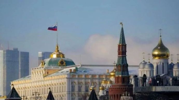 Arsip - Bendera nasional Rusia terlihat di Kremlin, Moskow, Rusia, 6 Januari 2023.