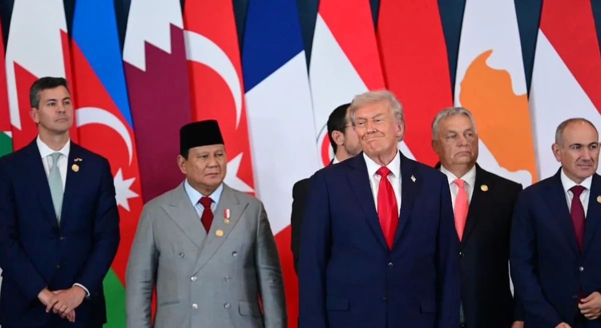 Presiden Prabowo Subianto (dua kiri) berdiri denga Presiden Amerika Serikat (AS) Donald Trump di suasana ruang konferensi di International Congress Centre, Sharm El-Sheikh, Mesir, pada Senin, 13 Oktober 2025. <b>(ANTARA)</b>