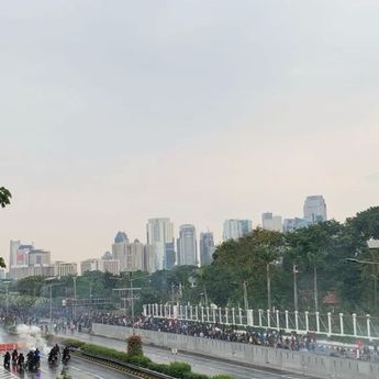Demo depan DPR RIuch, Polisi Semportkan Water Cannon ke Mahasiswa