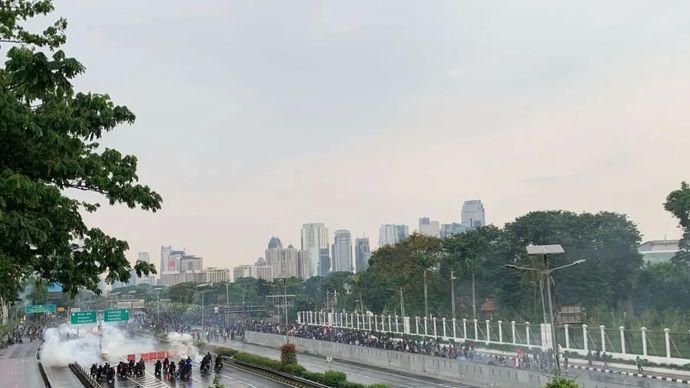 Situasi di kawasan gerbang utama Gedung DPR/MPR RI di Jalan Gatot Subroto, Jakarta, Kamis, 28 Agustus 2025.