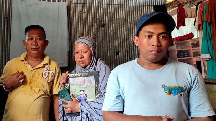 Reza saudara almarhum Rusdamdiansyah (kanan) bersama orang tuanya usai menerima kunjungan dari manajemen Grab Indonesia di rumah duka, Jalan Urip Sumoharjo, Lorong 501, Makassar, Sulawwesi Selatan, Senin, 1 September 2025.