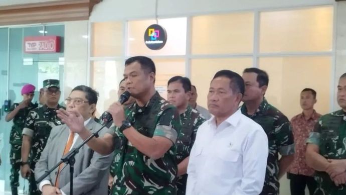 Wakil Panglima TNI Jenderal TNI Tandyo Budi Revita (tengah) saat jumpa pers di Gedung DPR, Jakarta, Senin, 1 September 2025.