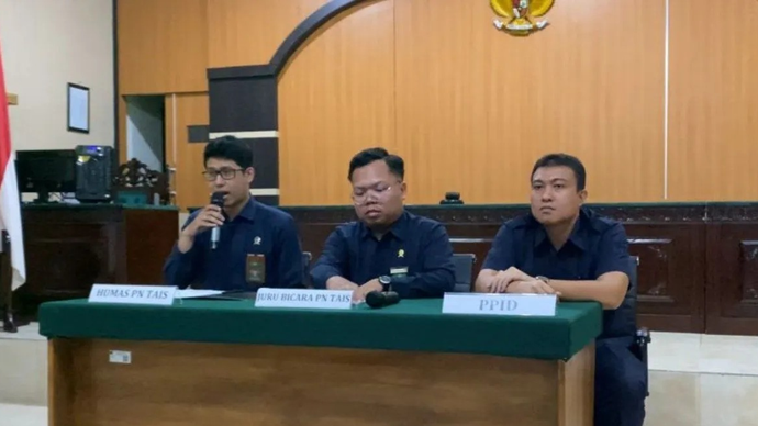 Humas Pengadilan Negeri Tais menyampaikan keterangan pers terkait keterlibatan salah seorang hakim yaitu RIL terhadap kasus kekerasan di Yayasan Daycare Little Arhesa di Kabupaten Seluma, Provinsi Bengkulu, Selasa (28/4/2026). ANTARA/Anggi Mayasari.