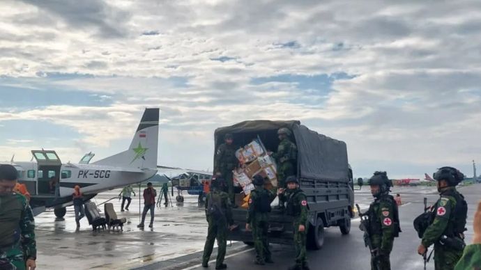 Prajurit Koops TNI Habema mengangkut bahan pokok ke dalam pesawat caravan di Bandara Mozes Kilangin Timika untuk dikirim ke tiga distrik di Kabupaten Puncak, Papua Tengah, Jumat, 31 Juli n2026.