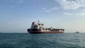 Sebuah komite penting di parlemen Iran menyetujui rencana penerapan tarif tol bagi kapal yang melintasi Selat Hormuz, sebagaimana dilaporkan media setempat pada Selasa. Kebijakan ini menjadi bagian dari upaya pengaturan jalur perairan strategis terse