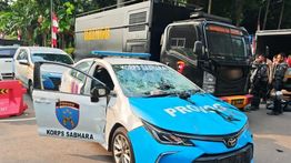 Mobil Polisi Dirusak Massa Aksi di Depan Polda Metro Jaya