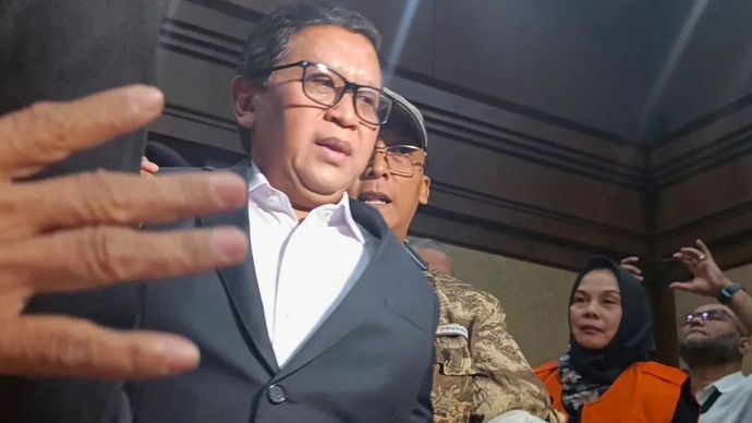 Sekjen PDI Perjuangan Hasto Kristiyanto saat memasuki ruang persidangan untuk membacakan nota keberatan (eksepsi) di Pengadilan Tipikor Jakarta, Jumat, 21 Maret 2025.