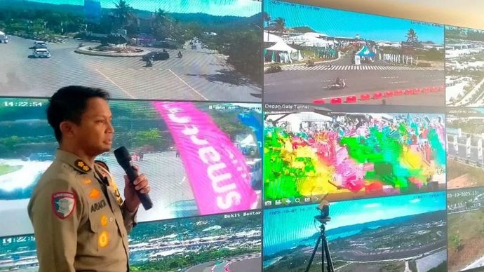 Kepala Posko Command Center Polda NTB, AKBP Pol Ariakta Gagah Nugraha memberikan penjelasan situasi keamanan di command center, Sirkuit Mandalika, Lombok Tengah, NTB, Jumat, 3 Oktober 2025.
