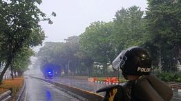 Petugas Amankan Unjuk Rasa Pelajar di Depan Gedung DPR/MPR