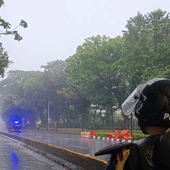 Petugas Amankan Unjuk Rasa Pelajar di Depan Gedung DPR/MPR