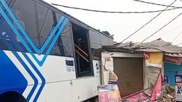Bus Transjakarta Seret Motor dan Tabrak 4 Ruko di Pulogebang, Enam Orang Luka