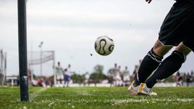 Mantan bek timnas Indonesia, Herman Pulalo, dikabarkan meninggal dunia pada Rabu. Kabar duka tersebut pertama kali beredar di grup WhatsApp para pewarta sepak bola, meski hingga kini belum ada keterangan resmi mengenai penyebab wafatnya.