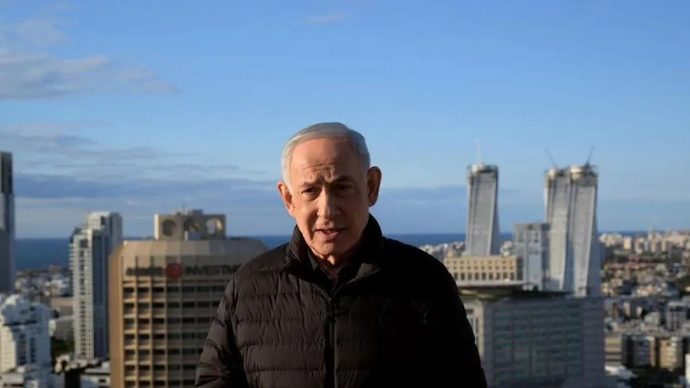 Arsip - Perdana Menteri Israel Benjamin Netanyahu berbicara di markas militer Kirya di Tel Aviv, Israel, 1 Maret 2026. Perdana Menteri Israel Benjamin Netanyahu mengatakan pada hari Minggu bahwa angkatan udara Israel menyerang Teheran dengan 