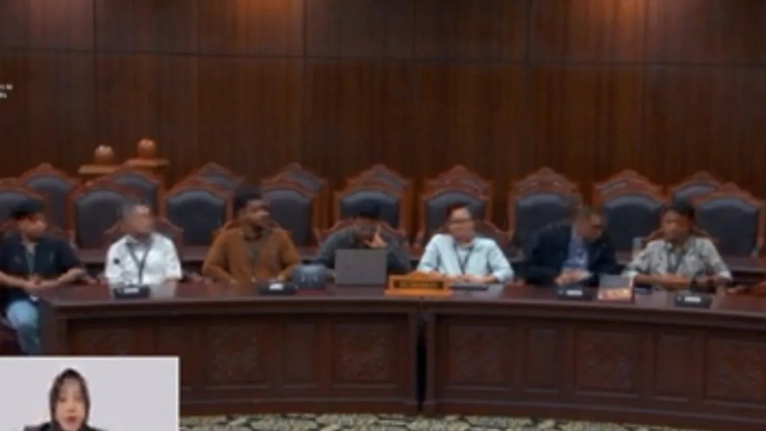 Sidang putusan perkara nomor 77/PUU-XXIV/2026 terkait pengujian Undang-Undang Nomor 2 Tahun 2002 tentang Polri di gedung MK, Jakarta, Kamis (16/4/2026). (ANTARA/HO-YouTube-MK-Laily Rahmawaty)