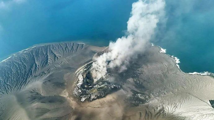 Tampilan foto udara erupsi Gunung Anak Krakatau, Selat Sunda, Sabtu, 5 September 2026