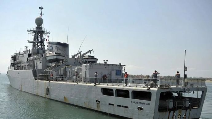 Arsip foto - Beberapa prajurit TNI AL bersiaga di atas KRI Ki Hajar Dewantara saat melanjutkan operasi pengamanan laut Bali di Pelabuhan Benoa, Denpasar, Selasa, 18 Oktober 2011.
