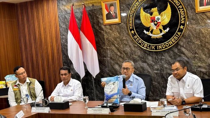 Menteri Koordinator Bidang Pangan Zulkifli Hasan (kedua kanan), didampingi Menteri Pertanian Andi Amran Sulaiman (kedua kiri), Wakil Kepala Badan Pengaturan Badan Usaha Milik Negara (BP BUMN) Tedi Bharata (kanan), Direktur Utama Perum Bulog Ahmad Rizal Ramdhani (kanan) memperlihatkan kemasan baru beras SPHP jadi Beras Kita Medium, kepada awak media usai Rapat Koordinasi Terbatas Pengelolaan dan Penyaluran Cadangan Pangan Pemerintah (CPP) di Kemenko Pangan Jakarta, Senin, 7 September 2026.