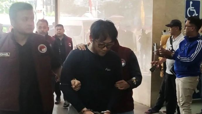 Penyidik Direktorat Tindak Pidana Narkoba (Dittipidnarkoba) Bareskrim Polri menggiring Frans Antoni (tengah), pengendali keuangan jaringan gembong narkoba Fredy Pratama, di gedung Bareskrim Polri, Jakarta, Jumat, 19 Juni 2026.