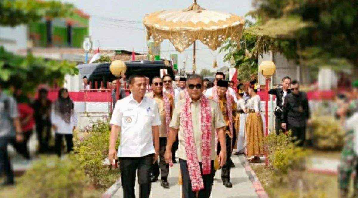 Ketua MPR RI Ahmad Muzani didampingi Bupati Karawang Aep Syaepuloh napaktilas ke rumah pengasingan Proklamator RI Soekarno-Hatta di Rengasdengklok dalam rangka memperingati HUT Ke-80 RI di Karawang, Rabu, 13 Agustus 2025. <b>(ANTARA)</b>