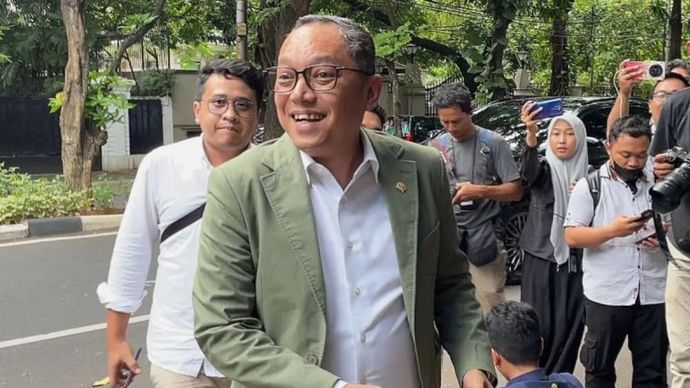 Ketua DPP PDIP Deddy Sitorus saat menyapa awak media di kediaman Ketua PDIP Megawati Soekarnoputri yang berlokasi di Jalan Teuku Umar, Menteng, Jakarta, Kamis, 13 Maret 2025.