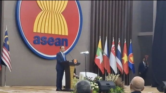 Perdana Menteri Malaysia Anwar Ibrahim menyampaikan pidato di Sekretariat ASEAN, di Jakarta, Selasa 29 Juli 2025.