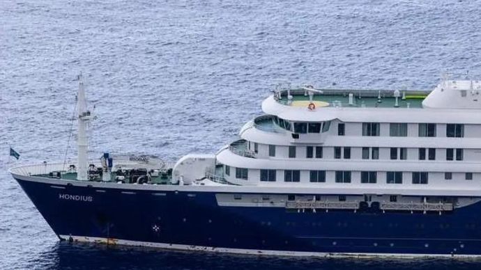 Kapal berbendera Belanda MV Hondius berlayar di Samudra Atlantik dekat Pulau Saint Helena pada 24 April 2026. Direktur Jenderal Organisasi Kesehatan Dunia (WHO) Tedros Adhanom Ghebreyesus melaporkan bahwa tujuh kasus hantavirus, tiga di antaranya fatal, terdeteksi di MV Hondius, yang sedang berlayar dari Argentina di Atlantik Selatan menuju Cabo Verde di lepas pantai barat Afrika. ANTARA/Emin Yoğurtcuoğlu - Anadolu Agency/pri.