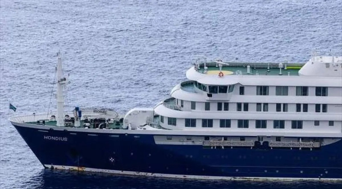 Kapal berbendera Belanda MV Hondius berlayar di Samudra Atlantik dekat Pulau Saint Helena pada 24 April 2026. Direktur Jenderal Organisasi Kesehatan Dunia (WHO) Tedros Adhanom Ghebreyesus melaporkan bahwa tujuh kasus hantavirus, tiga di antaranya fat <b>(Antara)</b>