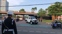Kendaraan Dinas Pejabat Tinggalkan Kompleks DPR Usai Sidang Paripurna