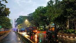 Petugas Bubarkan Massa Aksi Pelajar di Depan Gedung DPR/MPR