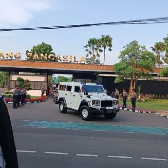 Kendaraan Dinas Pejabat Tinggalkan Kompleks DPR Usai Sidang Paripurna