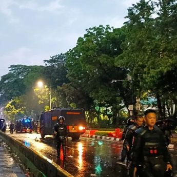 Petugas Bubarkan Massa Aksi Pelajar di Depan Gedung DPR/MPR