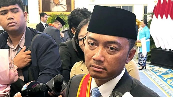 Menteri Sekretaris Negara (Mensesneg) Prasetyo Hadi saat menyampaikan keterangan terkait penganugerahan Tanda Jasa dan Tanda Kehormatan kepada jajaran anggota Kabinet Merah Putih di kompleks Istana Kepresidenan, Jakarta, Senin, 25 Agustus 2025.