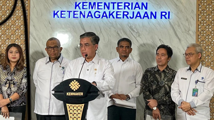 Menteri Ketenagakerjaan (Menaker) Yassierli didampingi jajarannya dalam jumpa pers di Jakarta, Rabu (1/4/2026). ANTARA/Harianto.