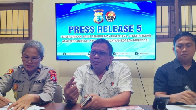 Direktorat Reserse Kriminal Umum Polda Papua Barat Daya merilis perkembangan kasus pembakaran Kantor Distrik Bamusbama Kabupaten Tambrauw di Mapolda di Aimas, Kabupaten Sorong, Kamis (9/4/2026) ANTARA/Yuvensius Lasa Banafanu