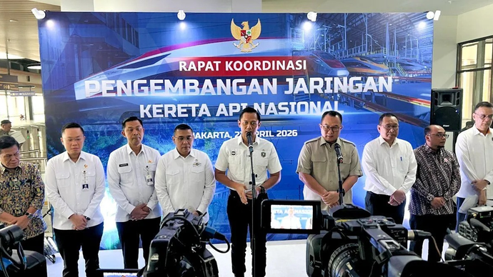 Menteri Koordinator Bidang Infrastruktur dan Pembangunan Kewilayahan Agus Harimurti Yudhoyono (AHY) didampingi pejabat lainnya memberi keterangan kepada awak media usai rapat koordinasi Pengembangan Jaringan Kereta Api Nasional di Stasiun Tanah Abang Baru, Jakarta, Rabu (22/4/2026). ANTARA/Harianto