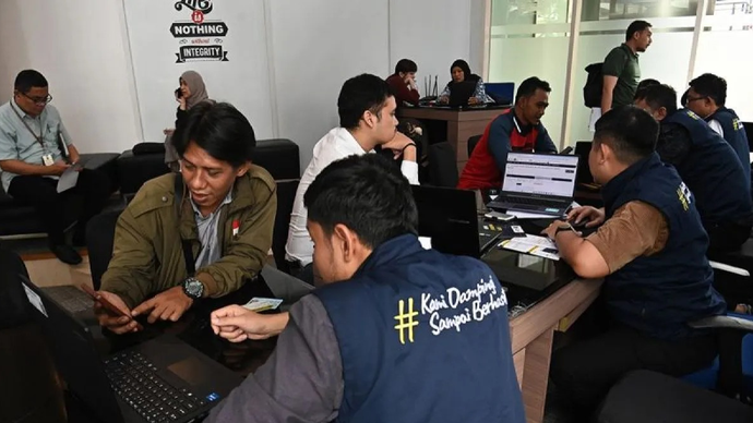 Petugas melayani warga untuk pelaporan SPT Tahunan melalui Coretax DJP di Kantor Wilayah DJP Wajib Pajak Besar, Jakarta, Kamis (30/4/2026). ANTARA FOTO/Indrianto Eko Suwarso/agr