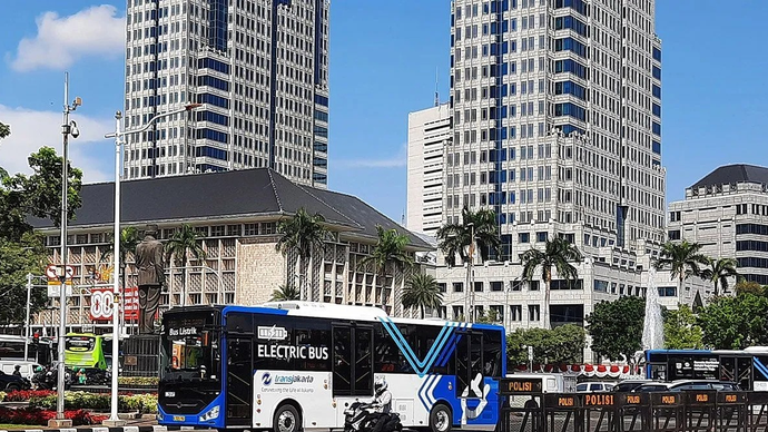 Ilustrasi - Bus Transjakarta melintas di Jalan Merdeka Selatan arah Balai Kota DKI Jakarta. ANTARA/Lia Wanadriani Santosa/am.