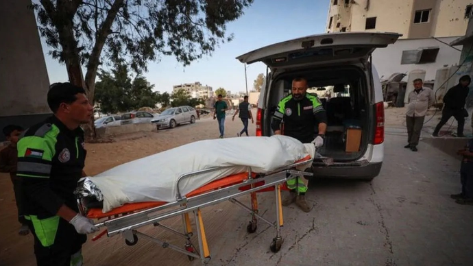 Jenazah warga Palestina, yang meninggal akibat serangan udara tentara Israel di Kamp Pengungsi Jabalia, dibawa ke Rumah Sakit Shifa untuk dimakamkan di Gaza, Palestina pada Sabtu 9 Mei 2026. (ANTARA/Anadolu/Hamza ZH Qraiqea/pri)