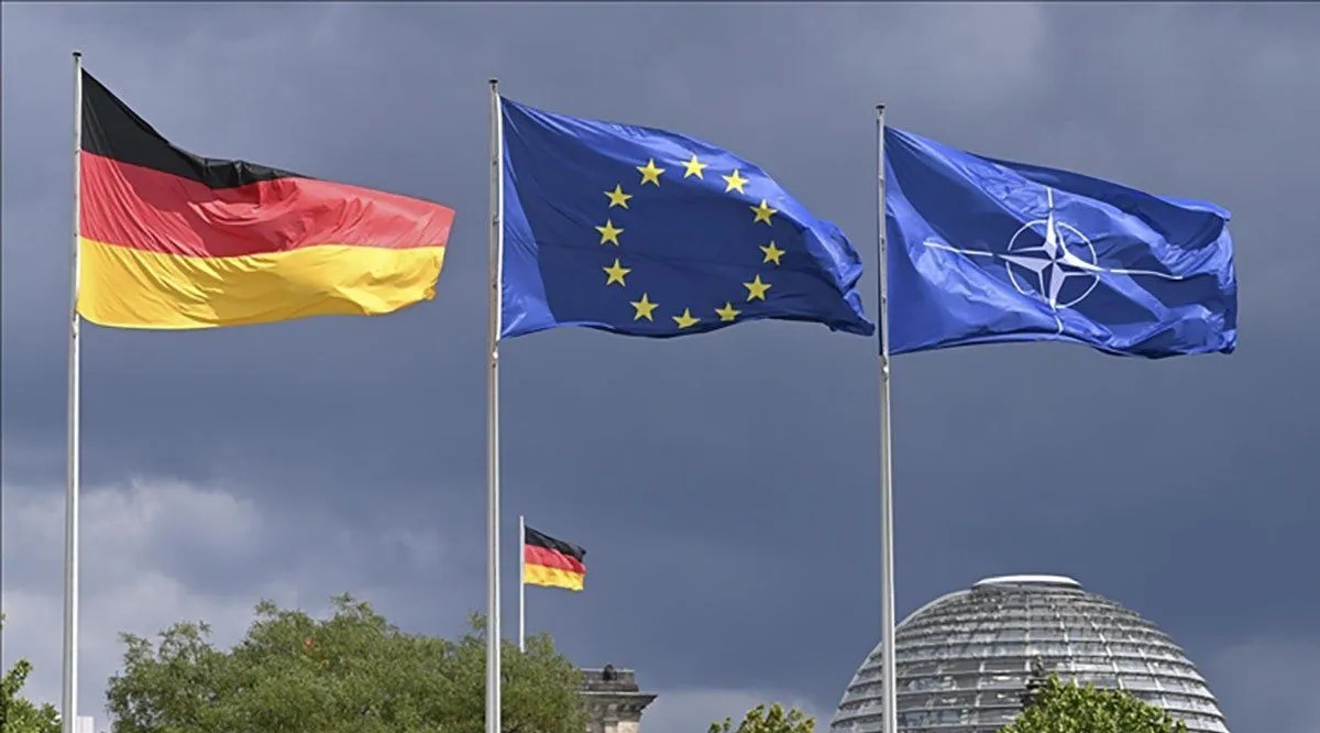 Arsip foto - Bendera Jerman, NATO, dan Uni Eropa di depan Kantor Kanselir Jerman di Berlin pada (9/7/2025). ANTARA/Anadolu/Halil Sa??rkaya/pri. <b>(Antara)</b>