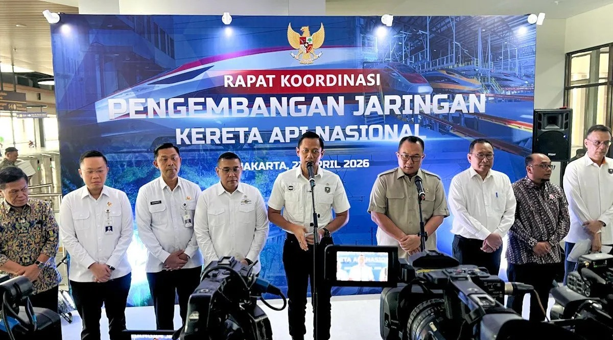 Menteri Koordinator Bidang Infrastruktur dan Pembangunan Kewilayahan Agus Harimurti Yudhoyono (AHY) didampingi pejabat lainnya memberi keterangan kepada awak media usai rapat koordinasi Pengembangan Jaringan Kereta Api Nasional di Stasiun Tanah Abang <b>(Antara)</b>