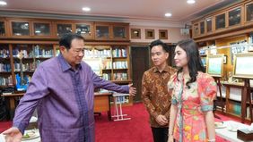 Wakil Presiden Gibran Rakabuming Raka bersama istrinya, Selvi Ananda, menyambangi kediaman Presiden ke-6 RI Susilo Bambang Yudhoyono (SBY) di Cikeas, Bogor, Jawa Barat, Selasa, 9 September 2025. 
