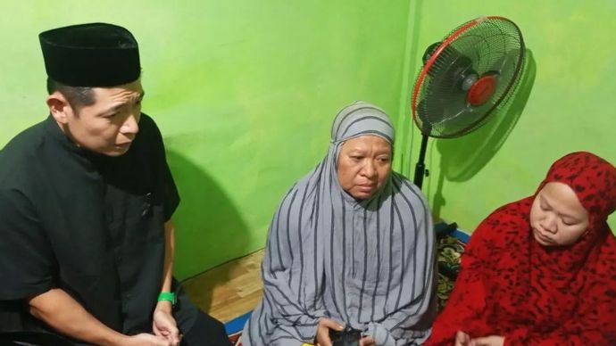 Group CEO dan Co-Founder Grab Anthony Tan (kiri) berbincang dengan keluarga korban almarhum Rusdamdiansyah mitra pengemudi ojek online (ojol) Grab di rumah duka, Jalan Urip Sumoharjo, Lorong 501, Makassar, Sulawesi Selatan, Senin, 1 September 2025.