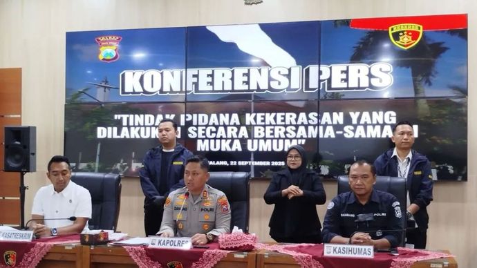 Kepala Kepolisian Resor (Polres) Malang AKBP Danang Setiyo memberikan keterangan penetapan tersangka perusakan terhadap kantor polsek dan tiga pos polisi di wilayah setempat, di Mapolres Malang, Senin, 22 September 2025.