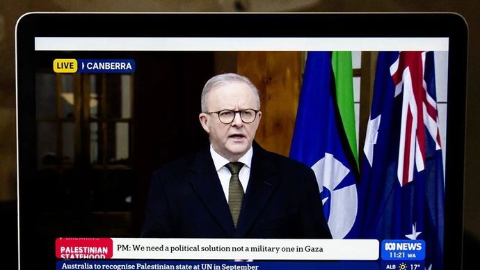 Layar laptop ini menunjukkan siaran konferensi pers Perdana Menteri Australia Anthony Albanese (11/8/2025). Albanese mengatakan pada hari Senin bahwa Australia akan secara resmi mengakui Negara Palestina pada sesi ke-80 Majelis Umum PBB pada bulan September.