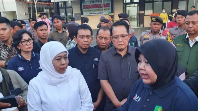 Kabid Disaster Victim Identification (DVI) Pusat Kedokteran dan Kesehatan (Pusdokkes) Polri Kombes Pol dr Wahyu Hidajati (kanan) memberi keterangan di RS Bhayangkara Polda Jatim, Surabaya, Jumat, 3 Oktober 2025 petang.