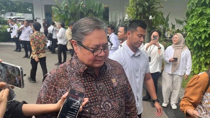 Menteri Koordinator Bidang Perekonomian Airlangga Hartarto tiba di Kompleks Istana Kepresidenan, Jakarta, Senin (20/10/2025).