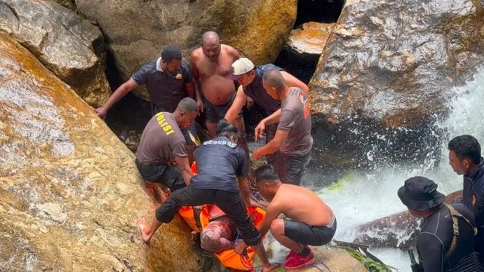 Tim SAR gabungan mengevakuasi jenazah presenter TVRI Papua Barat di Sungai Memti, Kabupaten Pegunungan Arfak, pada Senin, 27 Juli 2026.