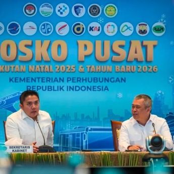 Seskab Teddy Tinjau Posko Pusat Pemantauan Transportasi Jelang Libur Natal dan Tahun Baru